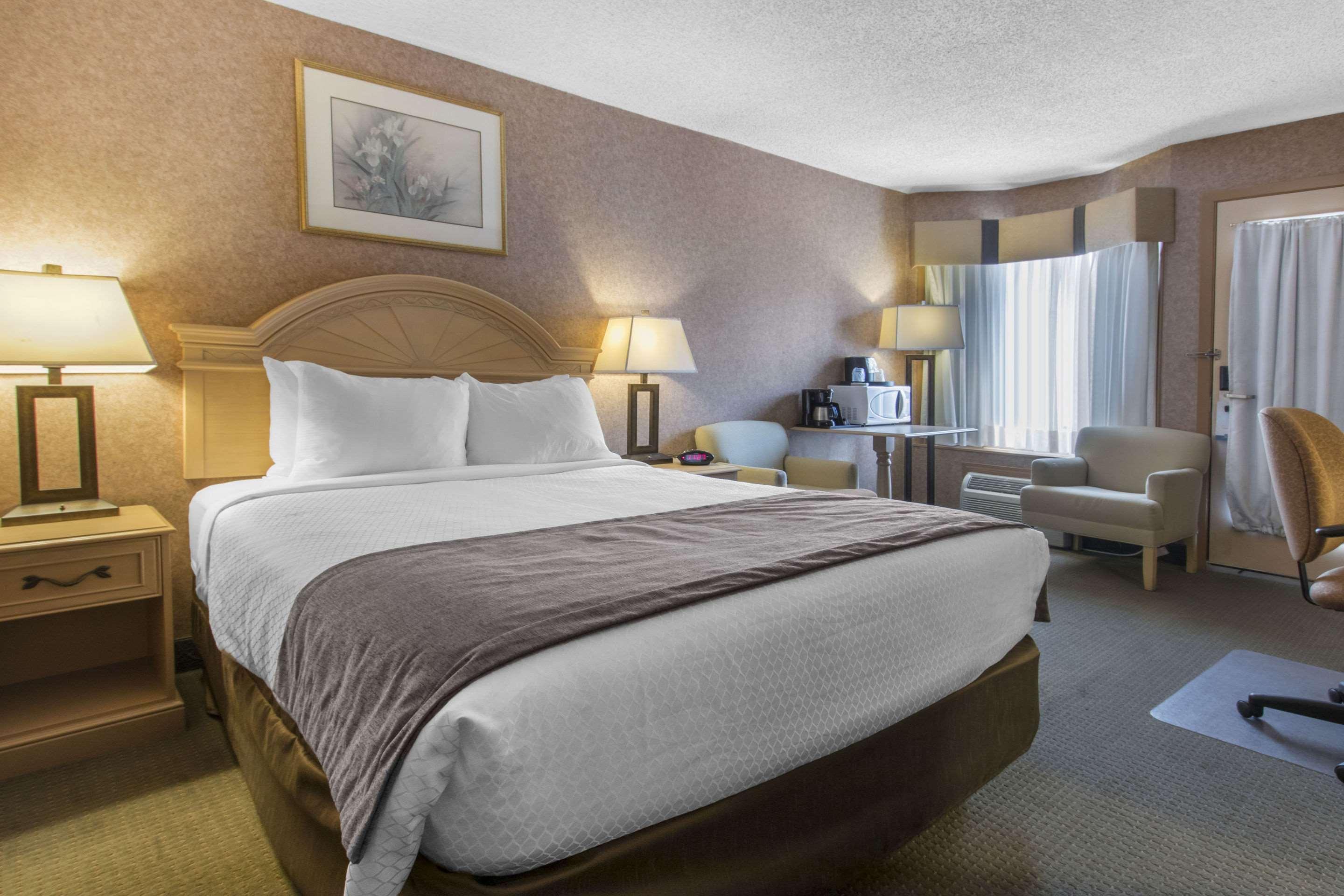 Flamingo Hotel Medicine Hat Buitenkant foto