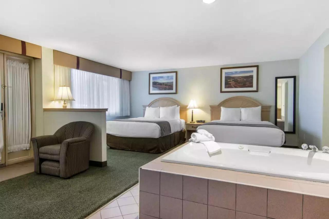 Flamingo Hotel Medicine Hat Buitenkant foto
