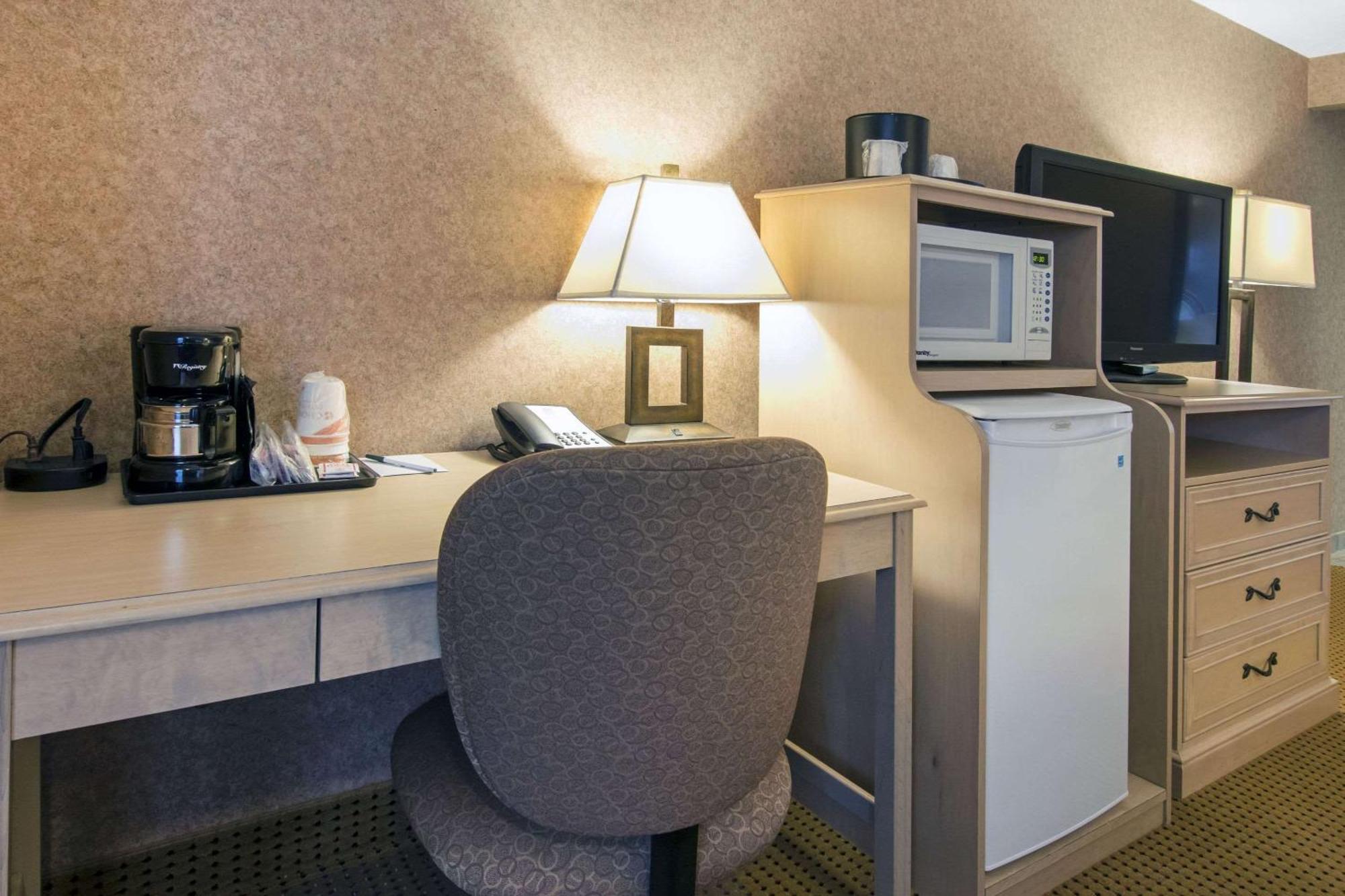 Flamingo Hotel Medicine Hat Buitenkant foto